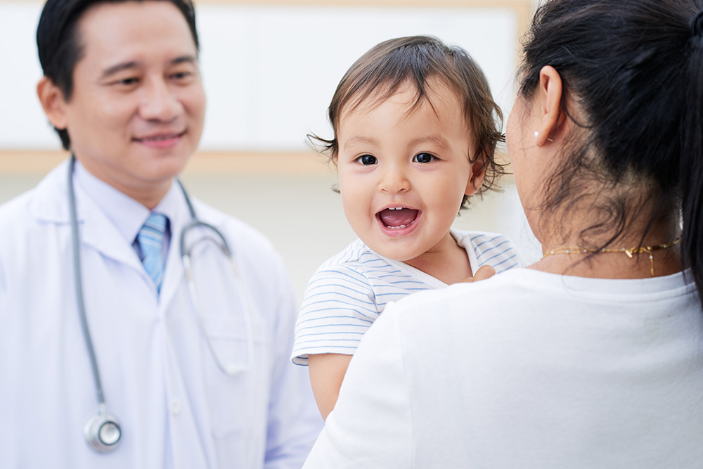 Jangan ragu untuk berkonsultasi dengan dokter jika si kecil dirasa mengalami keterlambatan bicara